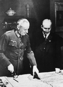 1-K922-F1939 (7119) Köstring und Tippelskirch, 1939 Köstring, Ernst; deutscher Diplomat und Offizier, General der Kavallerie im Zweiten Weltkrieg; 20.6.1876 Moskau - 20.11.1953 Unterwössen. - Militärattaché Köstring u. Botschafts- rat Werner von Tippelskirch beim Karten- studium in der deutschen Botschaft in Moskau. - Foto, September 1939.