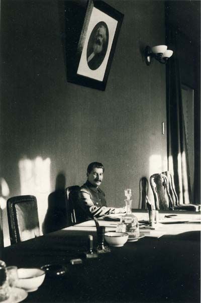 Stalin en despacho retrato Marx