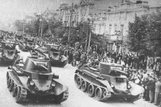 Tanks BT-5 and BT-7 marching